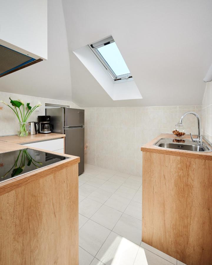 Modern & Spacious Rooftop Apartment With Natual Sunlight Split Exterior photo