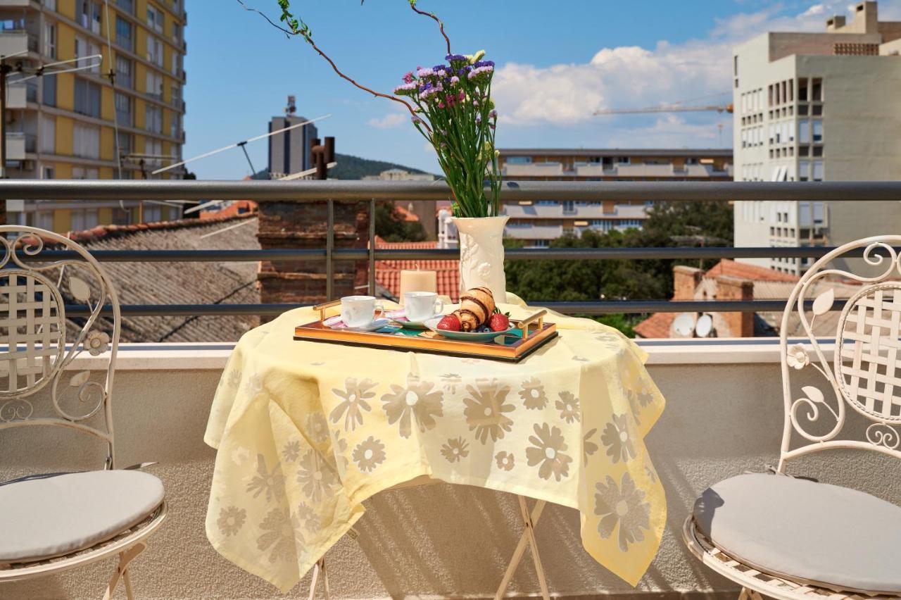 Modern & Spacious Rooftop Apartment With Natual Sunlight Split Exterior photo