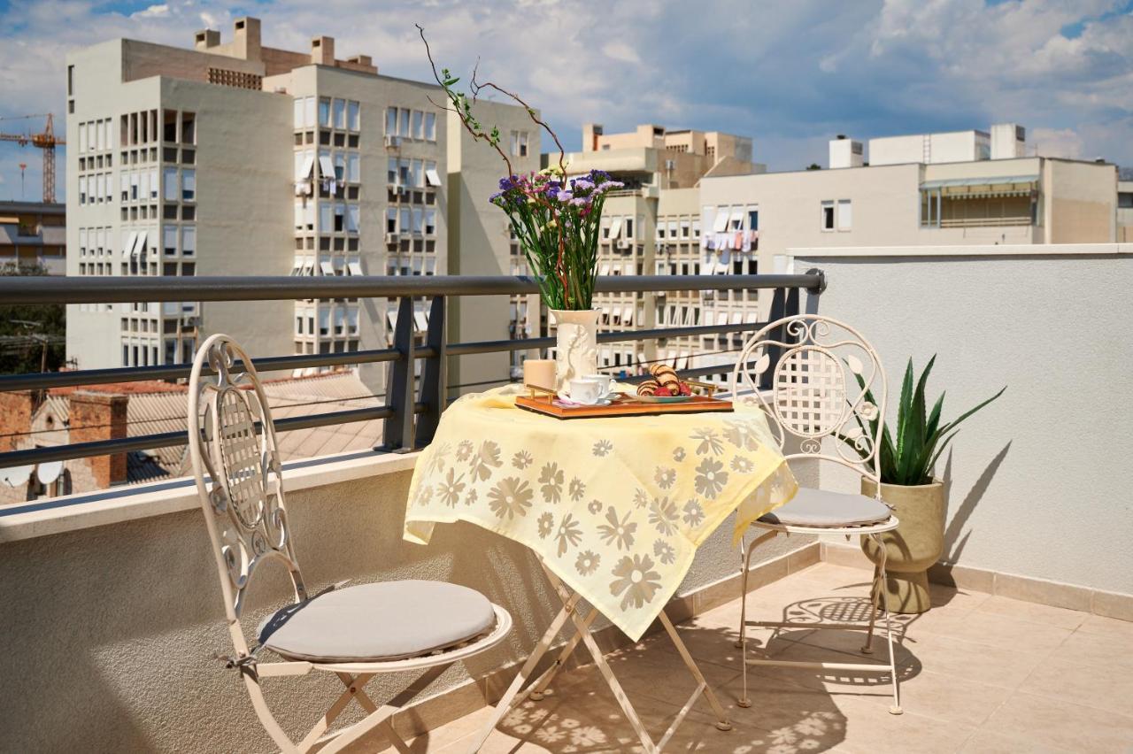 Modern & Spacious Rooftop Apartment With Natual Sunlight Split Exterior photo